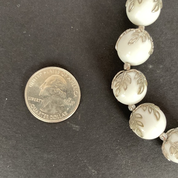Z9 Beautiful costume necklace and clip on earrings that are white with leaves. - Picture 4 of 7